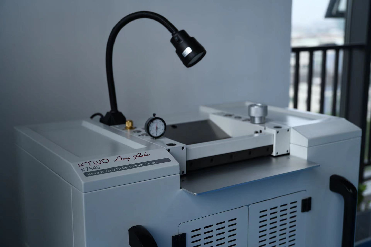 Compact splitting machine